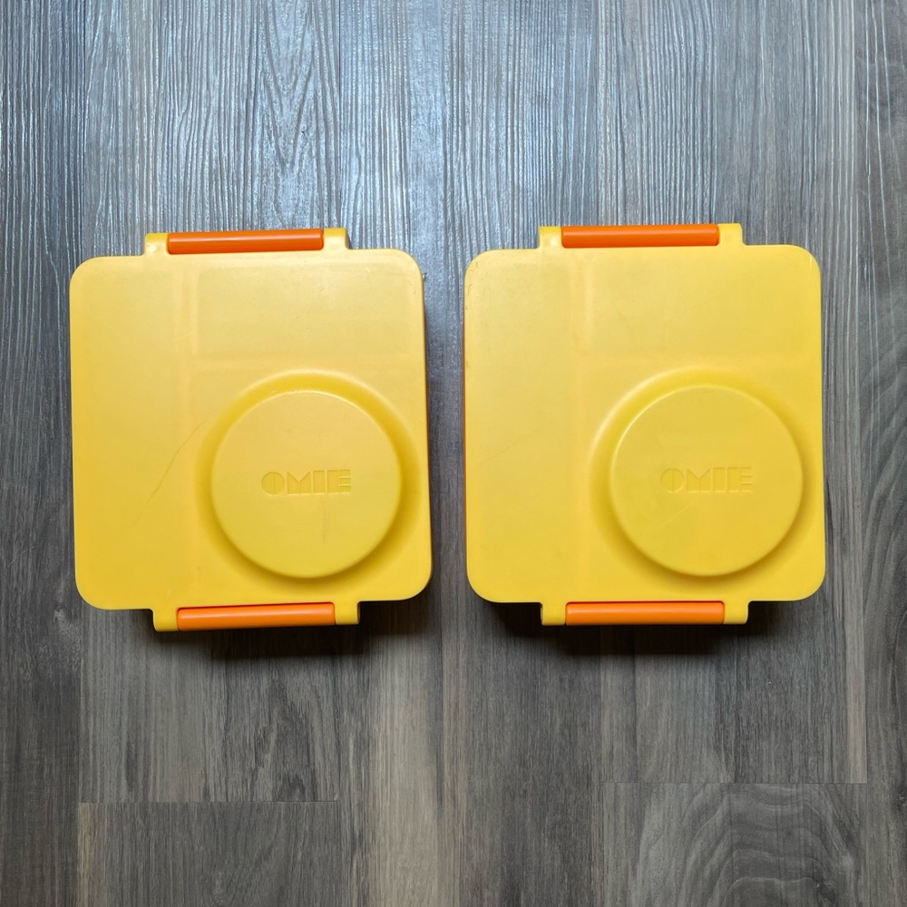 2 Omie lunch boxes